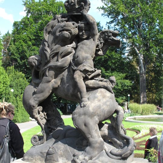 Socha lva vpravo od schodiště v Královské zahradě na Hradčanech