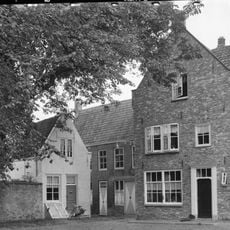 Huis met gepleisterde puntgevel