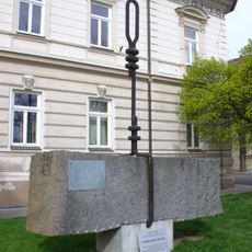 Pomník chmelniční kotvy a Antonína Mohla v ulici Na Valích v Lounech