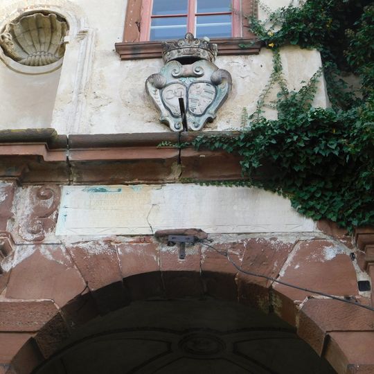 Pamětní deska nad portálem zámku v Ratajích