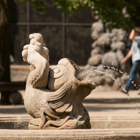 Kašna s rybou ve Valdštejnské zahradě