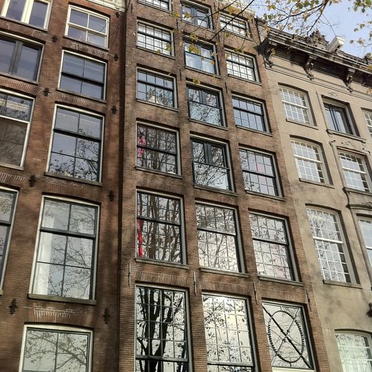 Pand met halsgevel met geruite vleugelstukken en palmet in de afdekking