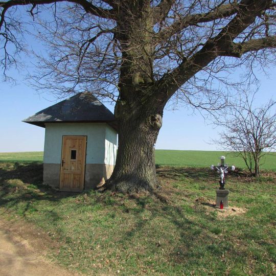 Kříž u kapličky severně od Bácovic