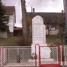 Pomník padlým ve středu Kundratic