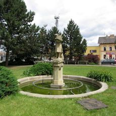 Kašna se sochou u vlakového nádraží v Táboře