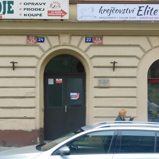 Pamětní deska Antonína Bartouška na domě Máchova 713/24 v Praze