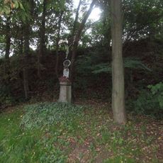 Kříž západně od Kladrub u silnice do Benešovic