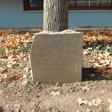 Baráčnická lípa svobody - památník k 10. výročí Československa v ulici Františka Křížka v Praze