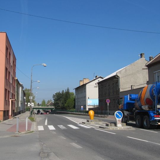 Železniční most přes Holešovskou ulici v Hulíně