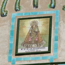 Ceramic panel of Our Lady of the Forsaken at Gómez Ferrer street