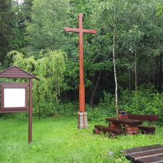 Kříž u rybníku Drahota východně od Nových Mitrovic