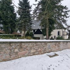 Kirche mit Kirchhof und Einfriedung, außen daran OdF-Denkmal