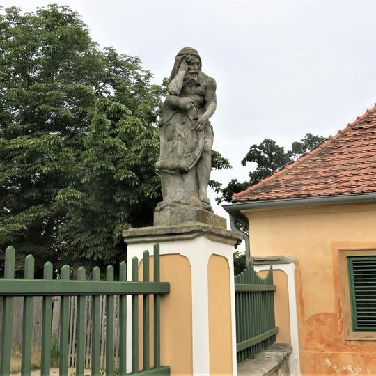 Alegorická socha Leden v ohradě zámecké zahrady ve Veltrusech