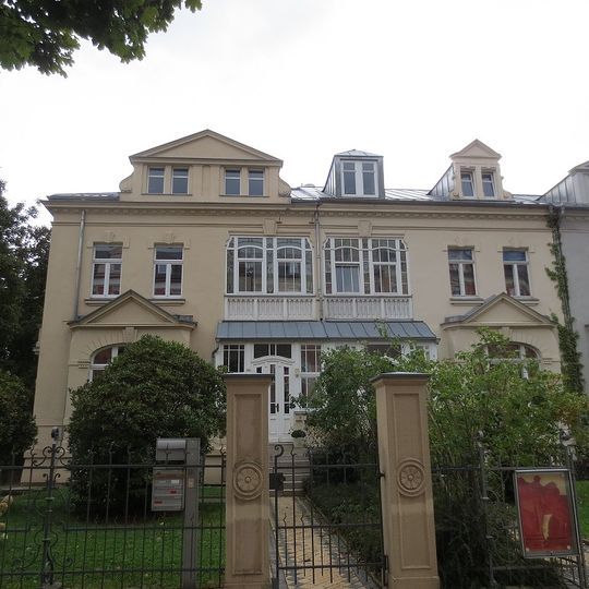 Wohnhaus in halboffener Bebauung mit Vorgarten und Einfriedung Agricolastraße 23