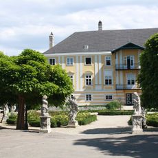 Knappenhof mit zehn barocken Figuren