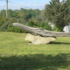 Kamenná plastika v parku u obecního úřadu v Klášteru Hradiště nad Jizerou