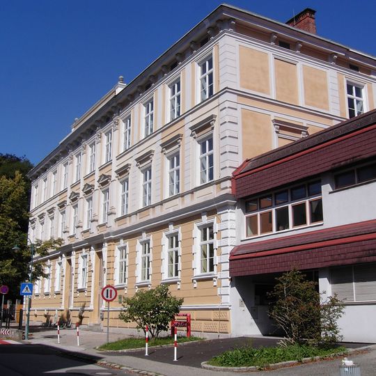 Volksschule, sog. Wehrgrabenschule