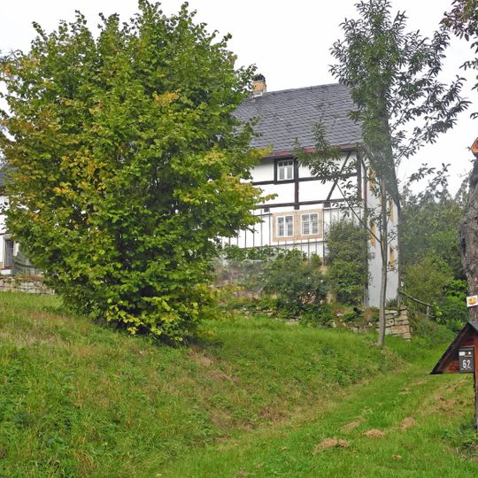 Wohnstallhaus, Seitengebäude und Scheune eines Dreiseithofes Talstraße 62