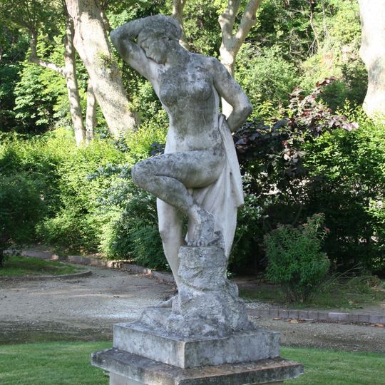 Statue nu féminin