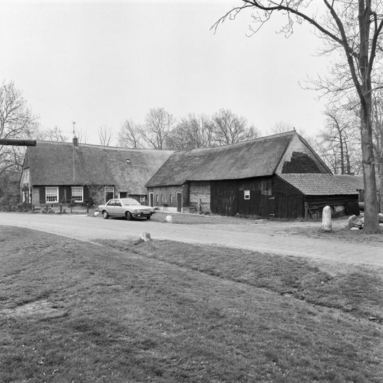 Boerderij onder rieten zadeldak tegen topgevel