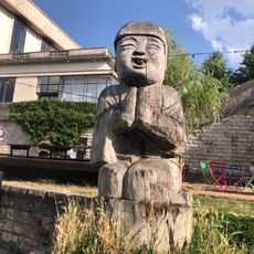 Petit enfant asiatique en prière