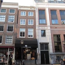 Pand met gevel onder rechte lijst met triglyfen en consoles