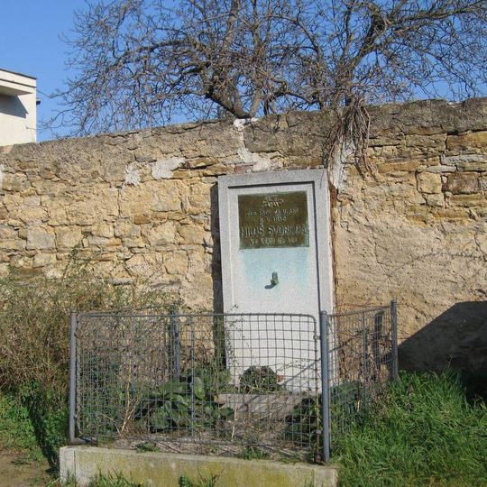 Pomník padlému v pražském povstání v ulici Vidonické v Praze 20