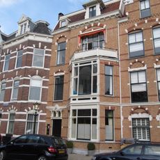 Pand in neo-renaissance trant met geblokte ontlastingsbogen. Erker voor de parterre en de eerste verdieping