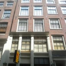 Huis met gevel onder gezamenlijke rechte lijst met nr 37