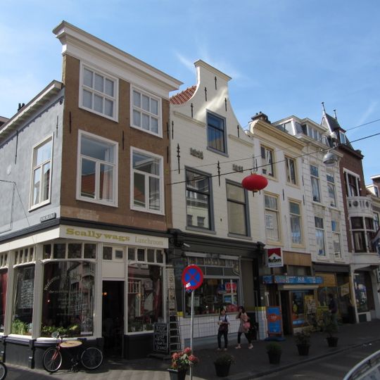 Pand met gevel met rechte kroonlijst