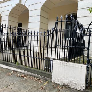 Forecourt Garden Railings And Gatepiers To Numbers 1 To 20 (consecutive) Forecourt Garden Railings And Gatepiers To Numbers 1 To