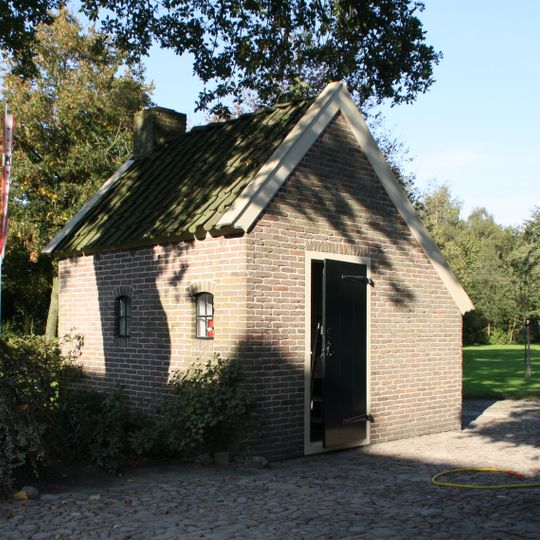 Hallenhuisboerderij in ambachtelijk-traditionele stijl, stookhok