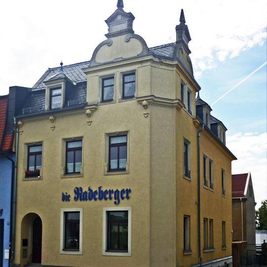 Wohnhaus in Ecklage mit abgeschrägter Ecke Oberstraße 16a