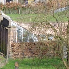 Huize Uytterwaerde: tuinmuur en negen beelden