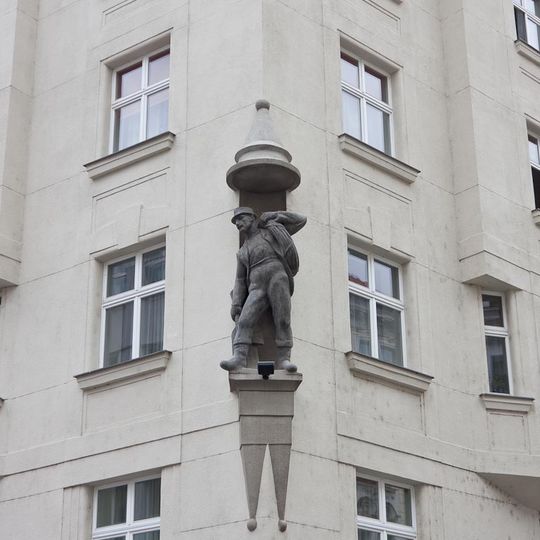 Socha voraře na rohu ulic Pod Slovany a Ladova