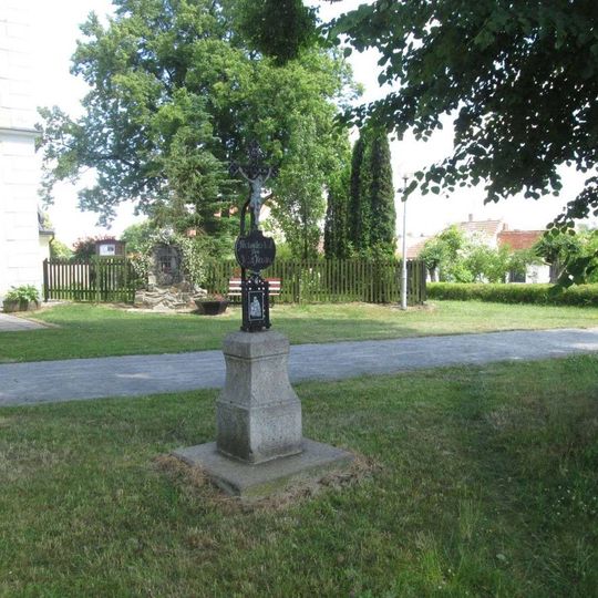 Kříž v Božejově u kostela