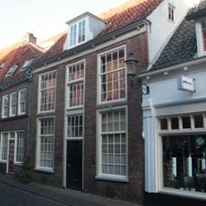 Woonhuis met bakstenen kroonlijstgevel. Vensters met 18e-eeuwse roedenverdeling