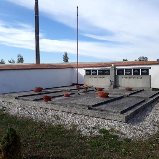 Pomník ruských vojáků severně od Úherců