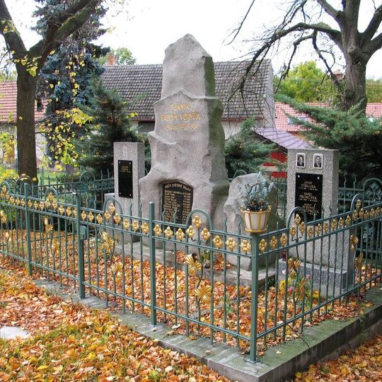 Pomník padlým ve světových válkách v Tuchoměřicích