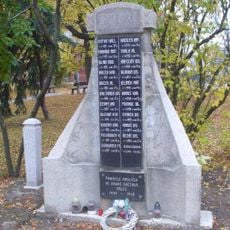 Pomník padlým na návsi v Cerhenicích