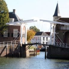 Woonhuis met lijstgevel aan de Havenplein. Toegankelijk via de Noordhavenpoort, met voordeur in de poortgevel