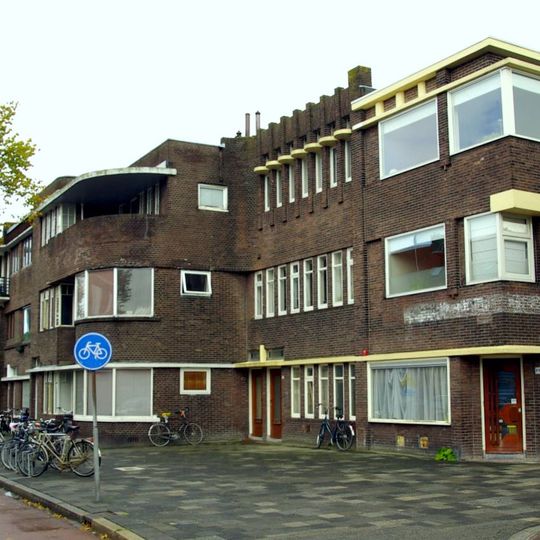 Woning en winkelcomplex in de verstrakte vorm van de Amsterdamse School