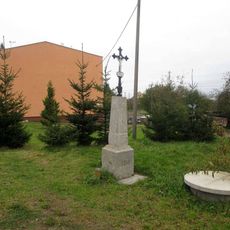 Kříž jižně od Polánky u bytových domů