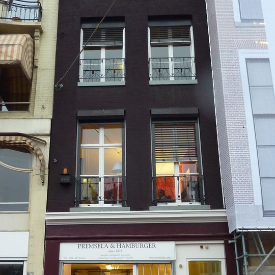 Pand met halsgevel met latere afdekking