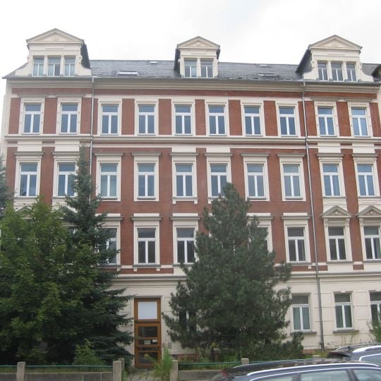Mietshaus in geschlossener Bebauung konzipiert, mit Vorgarten August-Bebel-Straße 11