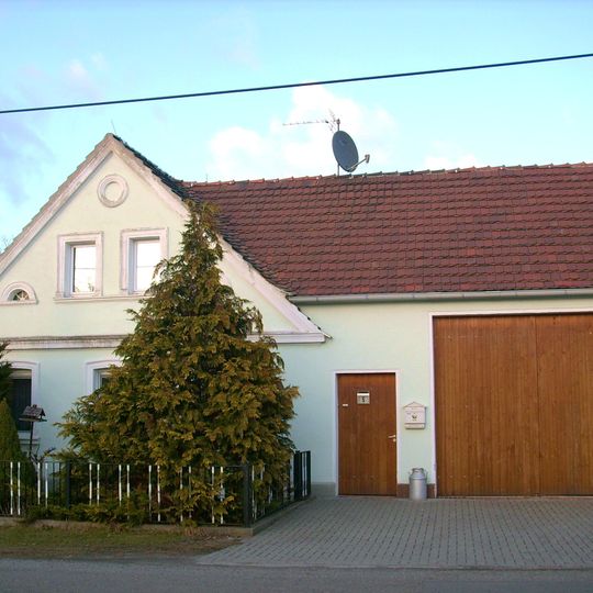 Wohnhaus, anschließendes Stallgebäude und Torhaus eines Bauernhofs Groß-Neidaer-Straße 5
