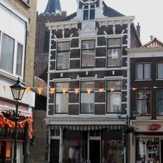 Winkel annex woonhuis in Neo-Renaissance trant