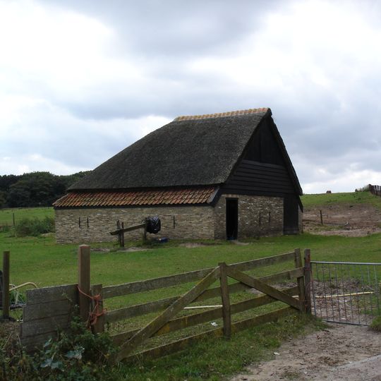 Boet, fraai in landschap gelegen. Rieten kap met turen