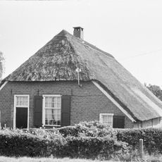 Boerderijtje onder afgewolfd rieten zadeldak