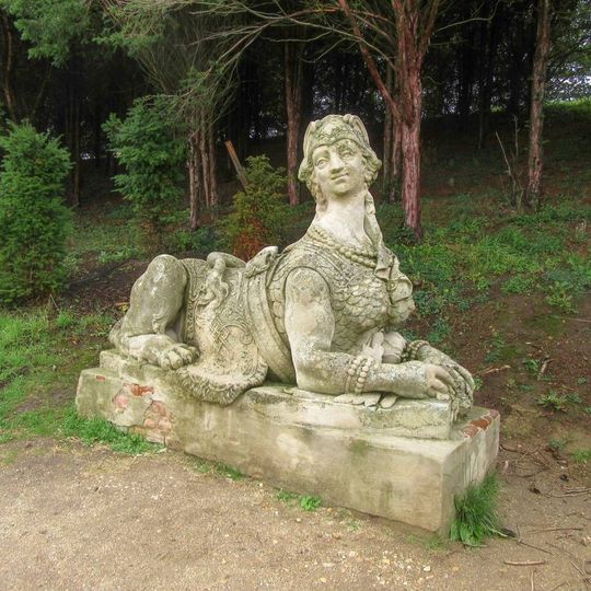 Socha sfingy ve Valticích v zámeckém parku